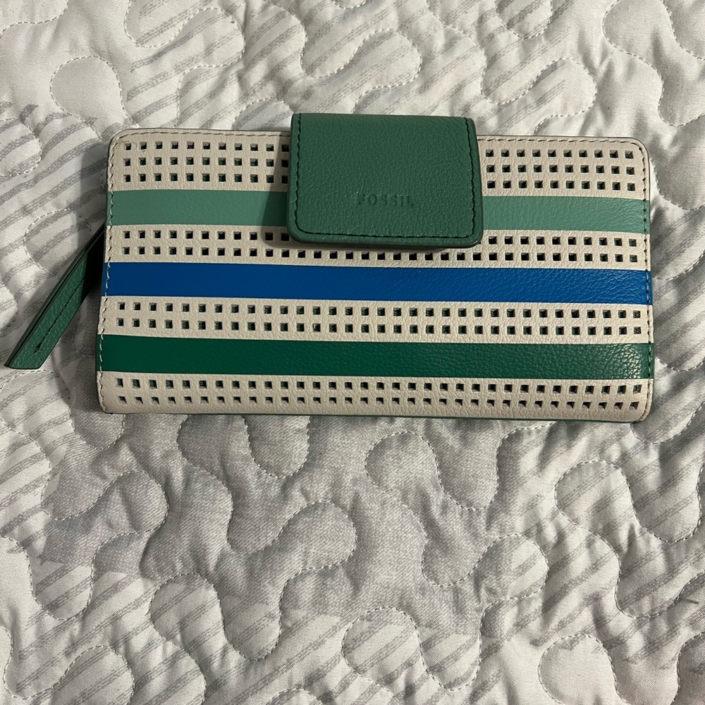 Fossil green striped wallet. Good condition. Used a few times.